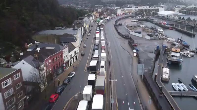 Francie pomáhá v Doveru s testy uvázlých řidičů, Češi se vracejí